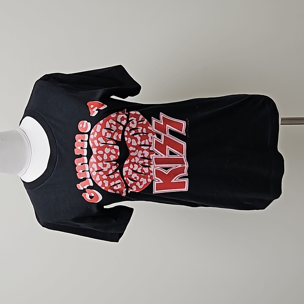 Black 'give me a kiss' graphic tee
